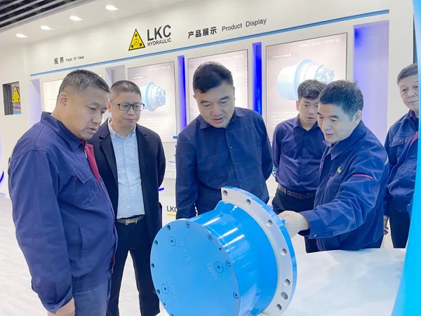 廣州塔山機械、廣州韓川液壓、江蘇靖江新世紀液壓、無錫密斯特智能裝備制造有限公司一行6人蒞臨力克川參觀交流2.jpg